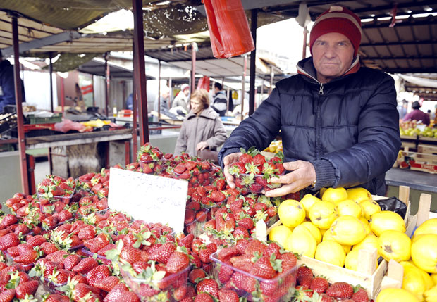 Џиновске јагоде стигле из Грчке
